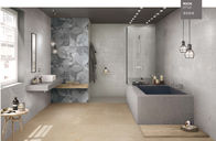 Non slitti la porcellana che le mattonelle beige 60x60 del marmo del pavimento piastrellano e che marmorizzano per il bagno della parete