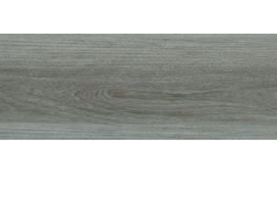 Piastrelle di porcellana di legno grigio resistente ai danni per l'installazione in soggiorno