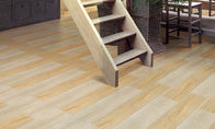 Il pavimento di legno della porcellana del modello, sguardo del legno piastrella il colore di beige della luce delle mattonelle della camera da letto