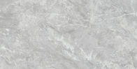 Il pavimento e la parete bianchi del bagno di Carrara hanno lucidato le mattonelle lustrate della porcellana