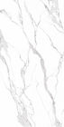 Mattonelle ceramiche interne del pavimento e della parete della porcellana del salone, piastrelle di ceramica di marmo bianche di sguardo di colore 2400*1200mm
