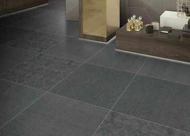 La piastrella di ceramica popolare 600x600 millimetro del tappeto della prova della macchia glassa la dimensione nera eccellente resistente di colore 24x24'
