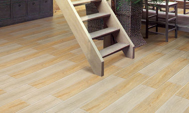 La porcellana di legno del pavimento della cucina piastrella la progettazione dell'interno delle mattonelle della parete delle piastrelle per pavimento di legno di sguardo di Matte Surface Non Slip Ceramic