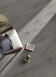 Le mattonelle nella struttura di legno e non slittano le mattonelle di legno ceramiche rustiche di struttura di legno opaca 1200x200